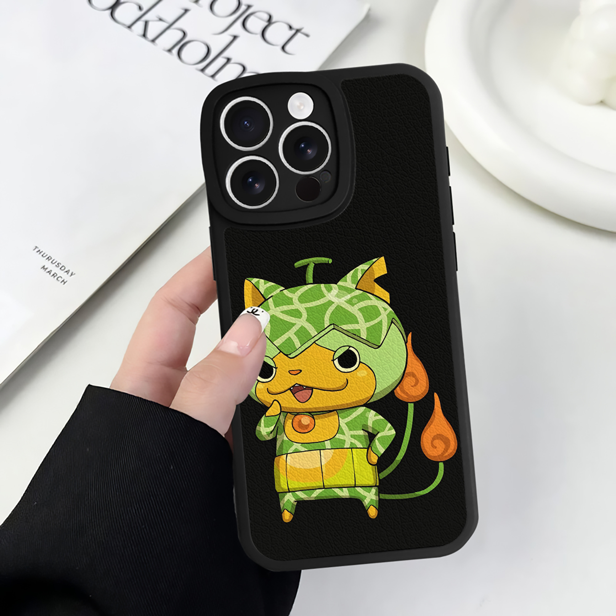 （画像用） 妖怪ウォッチ Yo-kai Watch 【iPhone 16シリーズ対応】シリコンスマホケース（レザー調） 材質：シリコン